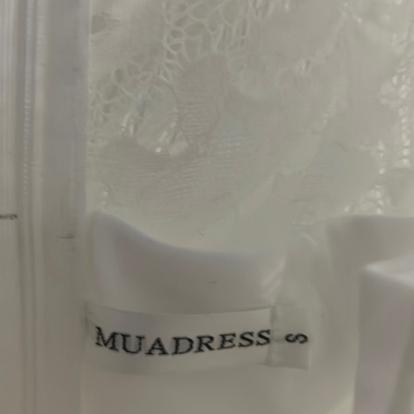 Beautiful white dress - Picture 2 of 2